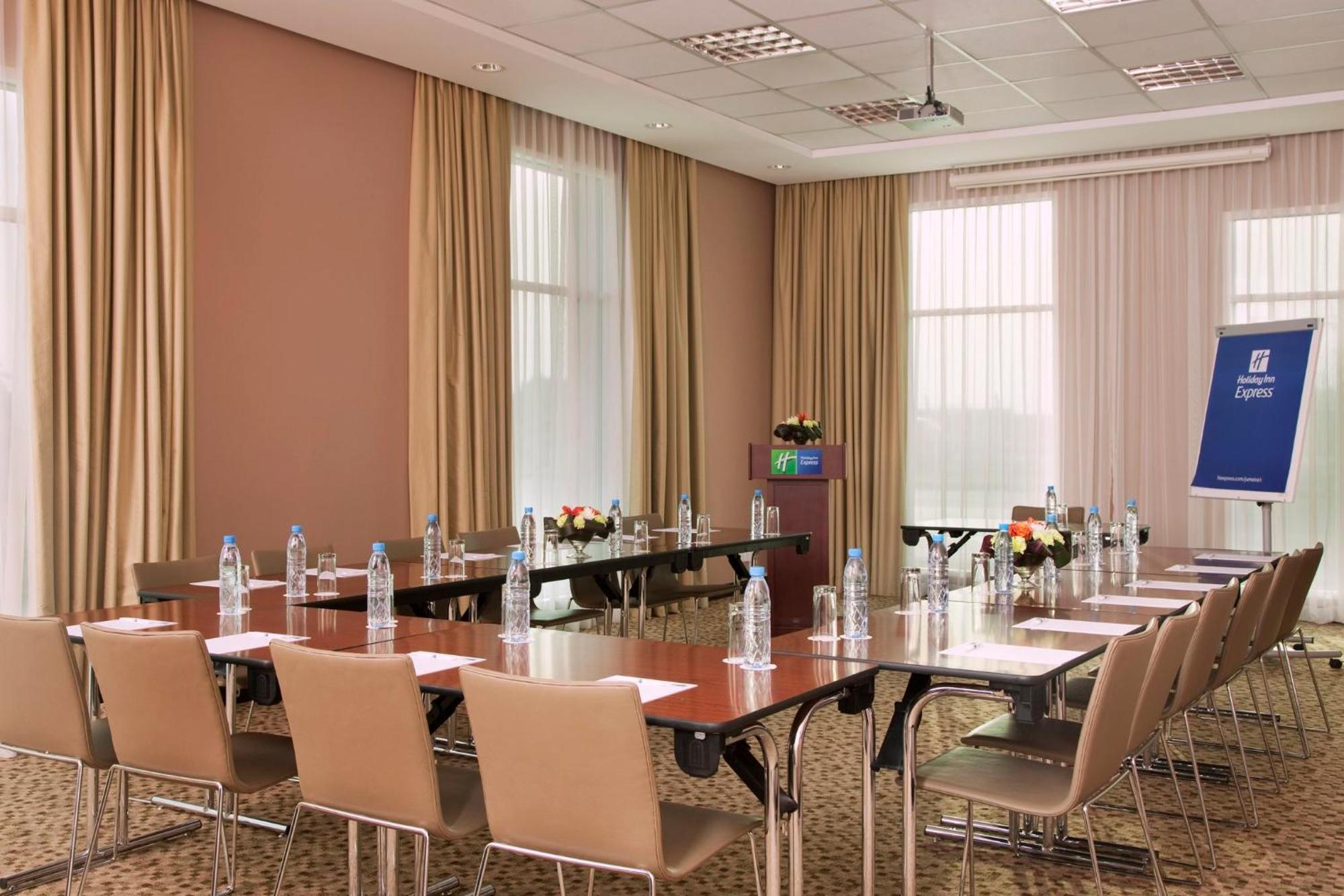 Holiday Inn Express Dubai, Jumeirah By Ihg Exterior photo